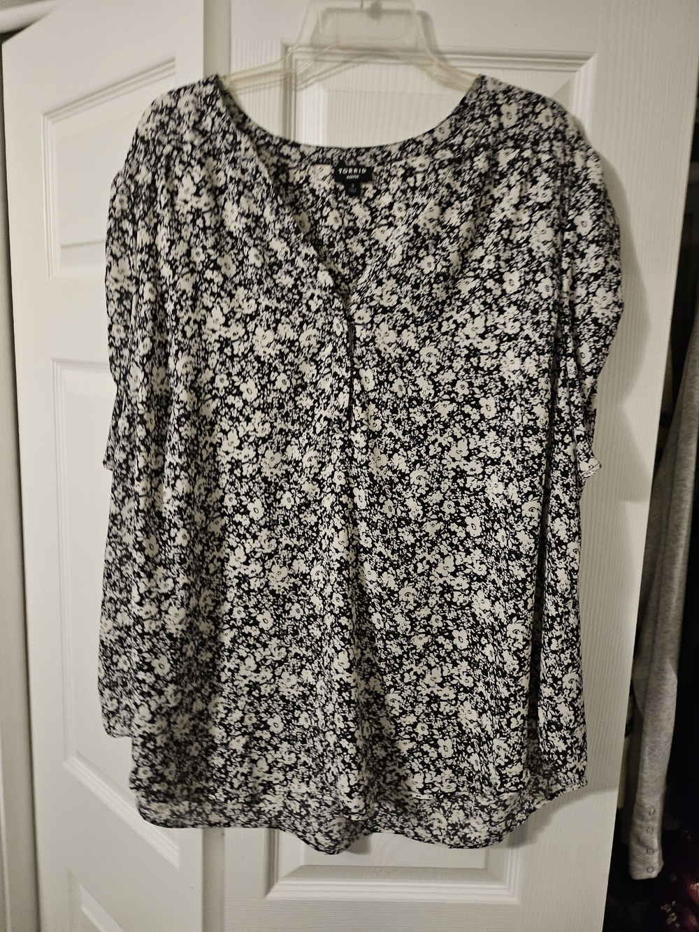 torrid Black & White Floral Henley V-Neck Blouse